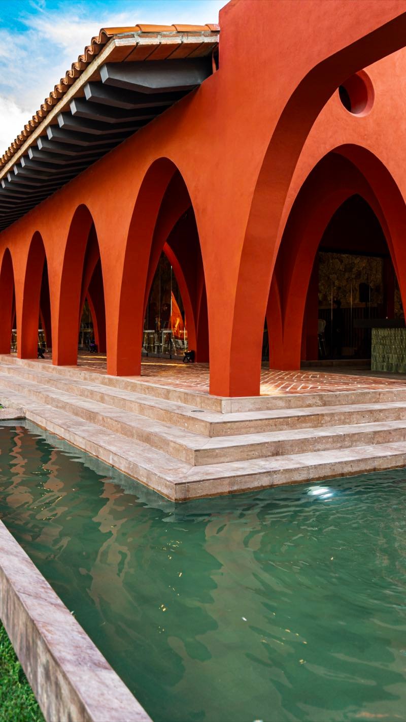 Arcos terracota junto al espejo de agua