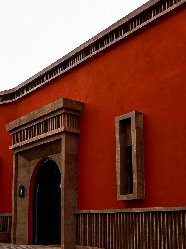 Marco de cantera en la puerta y ventana de la fachada terracota